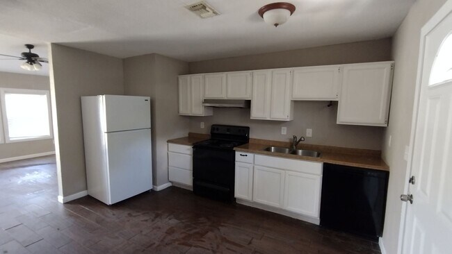 Building Photo - 933 Meadowlark Circle