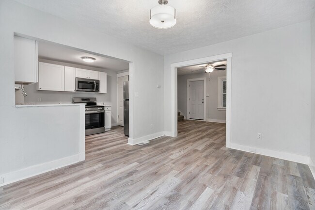 Building Photo - 2242 Manor Ave