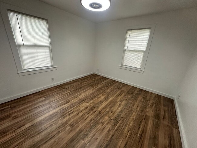 Building Photo - 301 Ainsley Ave