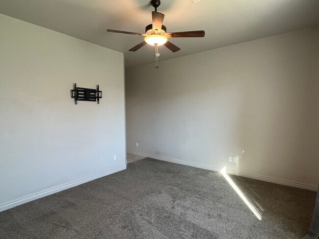 Building Photo - 4 BEDROOM HOME!