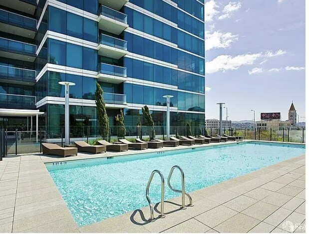 Building Photo - 425 1st St