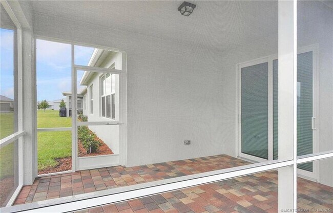 Building Photo - 10596 SW Morning Glory Dr