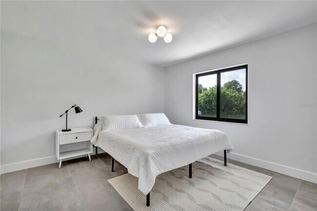 Building Photo - 15180 Lyneburg Ave