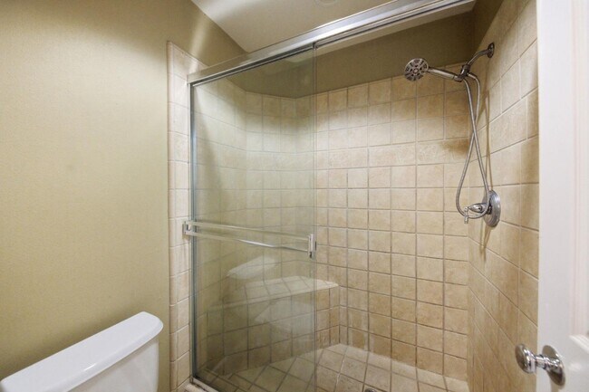 Building Photo - 200 Live Oak Way