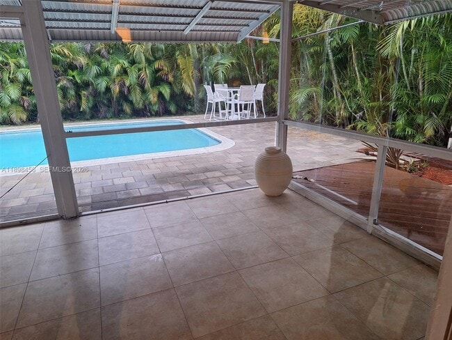 Building Photo - 1575 NE 38th St