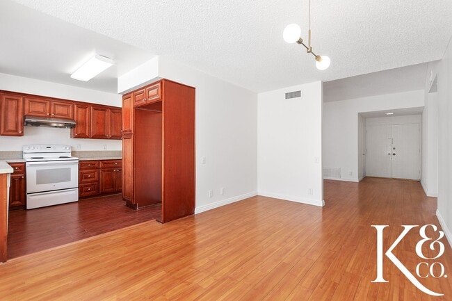 Building Photo - 559 W Avenida De Las Flores