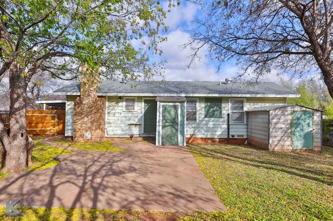 Building Photo - 3 bedroom FULL RENOVATED in 2023! ALL APPLIANCES provided!