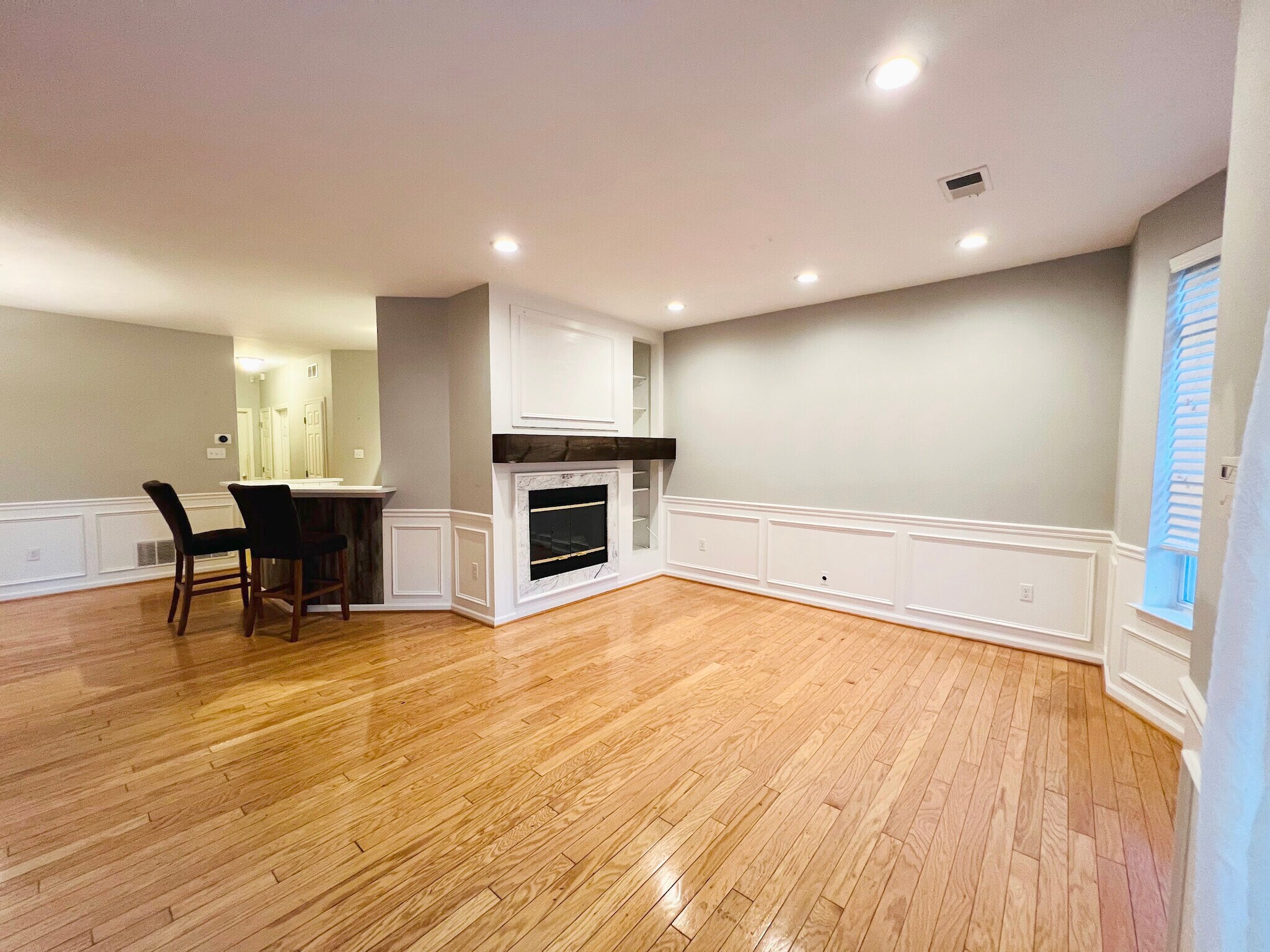 living room-no furniture - 305 Dresher Woods Dr