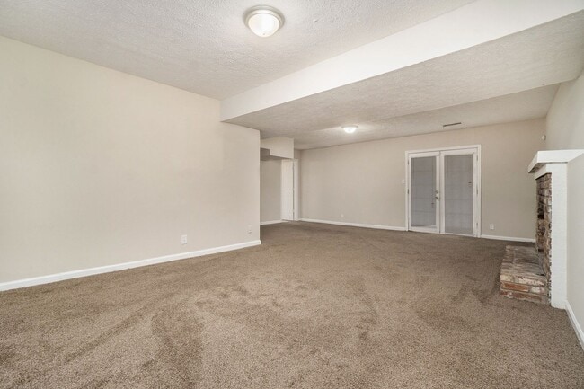 Building Photo - Large 4 Bedroom 2.5 Bath Home with 2 Car Garage