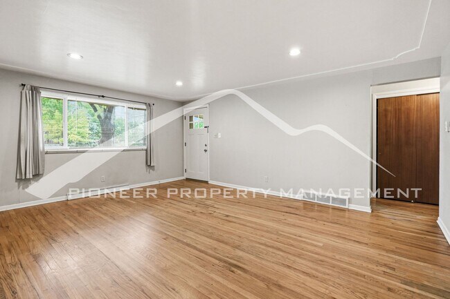 Building Photo - Charming Duplex with Washer/Dryer and Fenced Yard