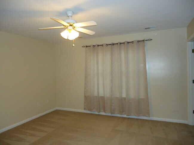 Building Photo - 2051 Stoneleigh Dr