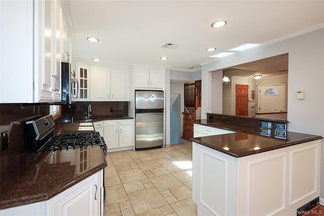 Building Photo - 91 Birchwood Park Dr