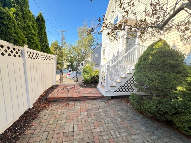 Building Photo - 141 Grovers Ave