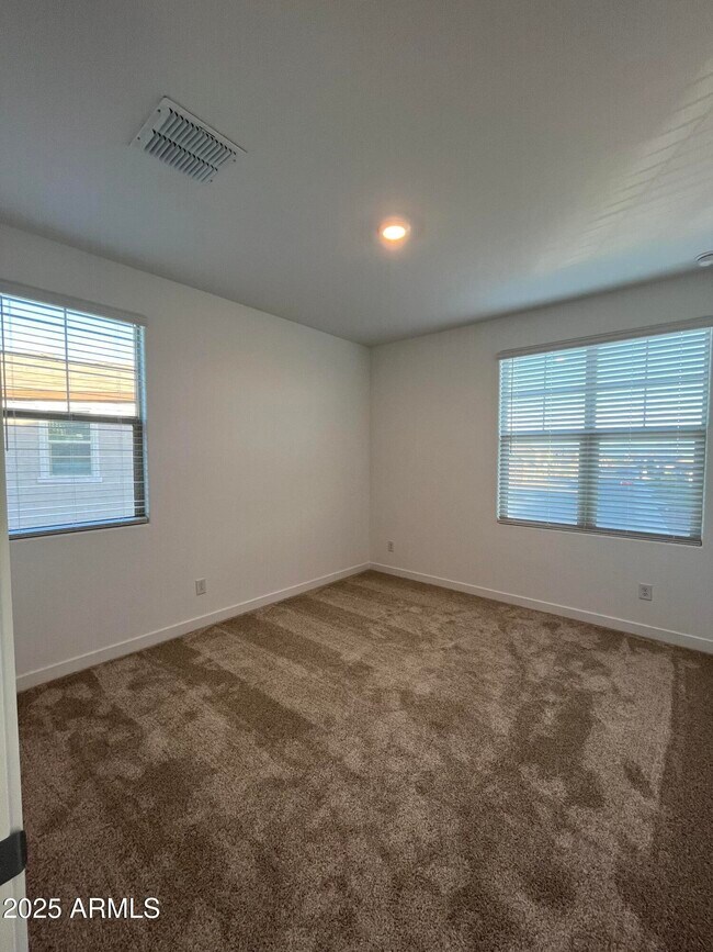 Building Photo - 9426 W Sells Dr
