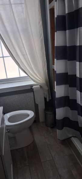 Building Photo - 204 Main St