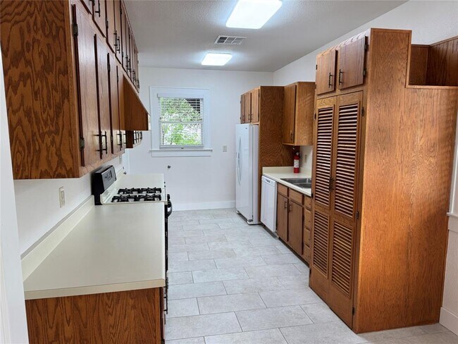 Building Photo - 2842 Shoal Crest Ave
