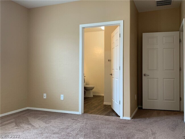 Building Photo - 6868 Sky Pointe Dr