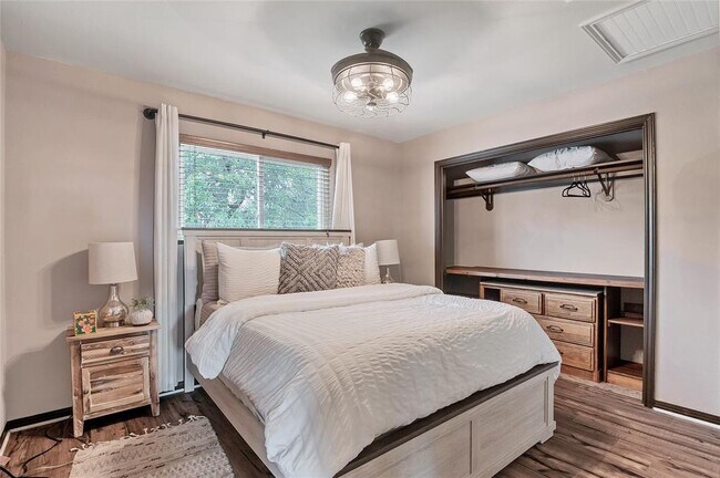 Building Photo - 901 Oakcrest Cir