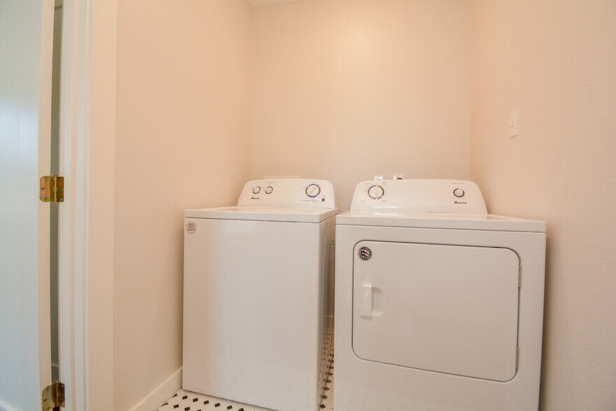 Hallway Washer/Dryer included - 2916 Arbor St