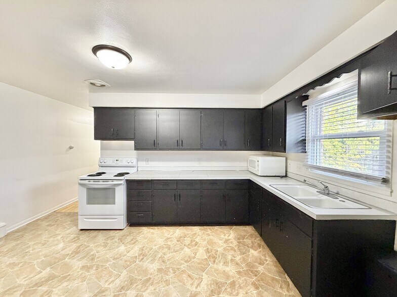 Building Photo - 290 Orchard Dr