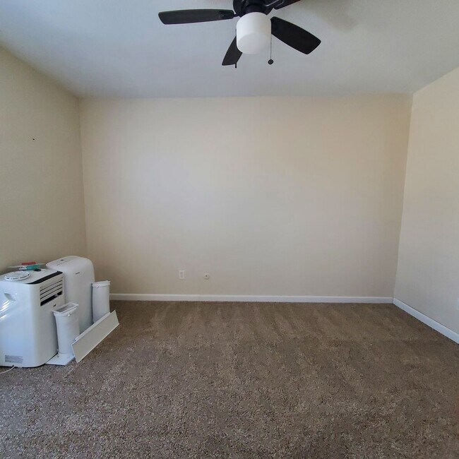 Building Photo - 2 Bedroom Townhome with Pool and Clubhouse/Centrally Located!!