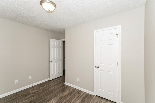 Building Photo - 331 S Red Oak Way
