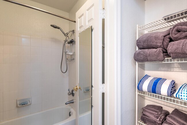 Building Photo - 6655 N Canyon Crest Dr