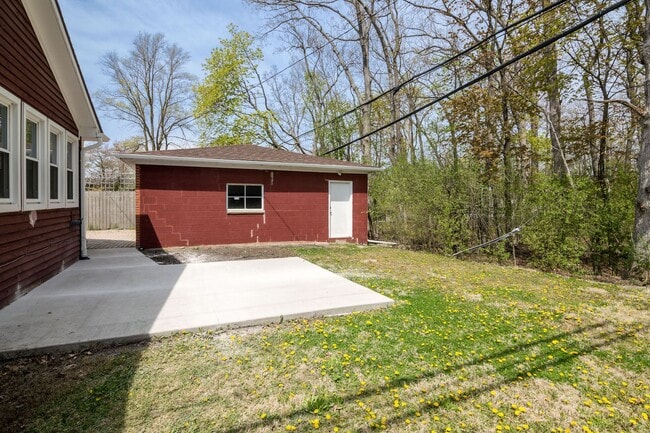 Building Photo - 1427 Woodland Dr