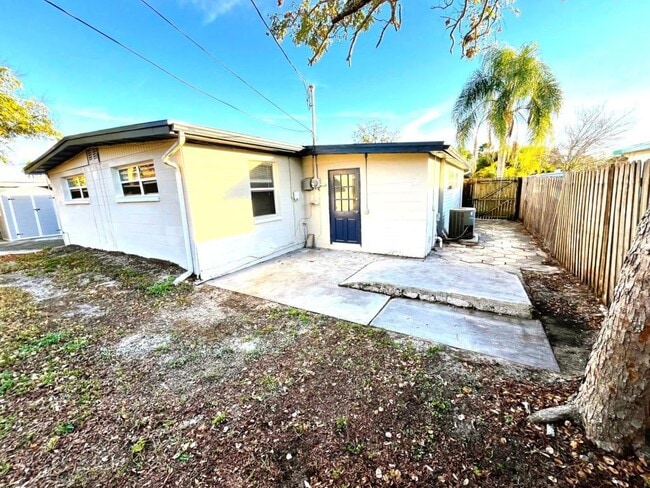 Building Photo - 10367 109th Ave