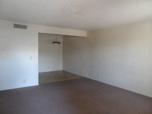 Building Photo - 1 Bedroom Condo In Central Las Vegas