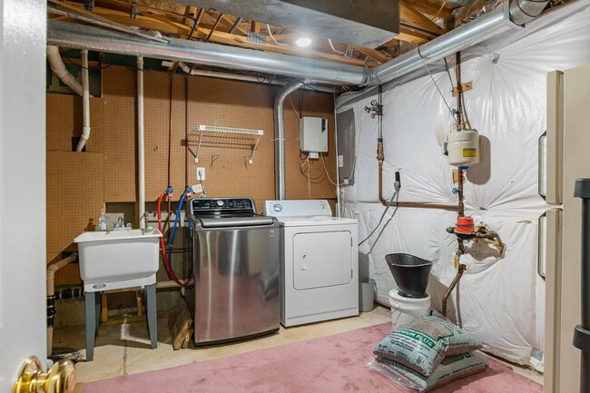 Building Photo - Well Kept Home in Private Court in Abingdon!