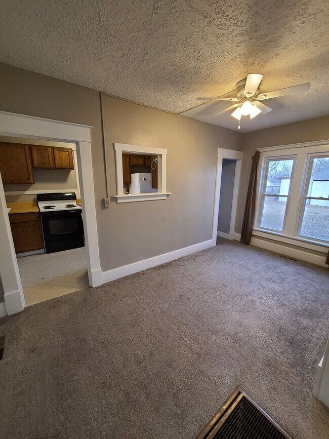 Building Photo - 2 bed 1.5 bath with vacant lot for your ki...