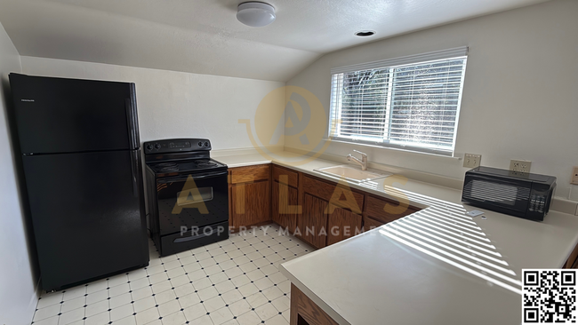 Building Photo - Spacious 1 Bed, 1 Bath Upstairs Apartment ...