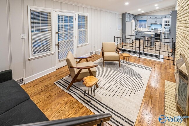 Building Photo - 702 Chambers Dr NE