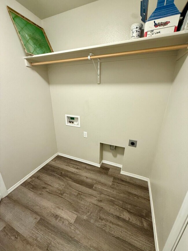 Building Photo - Great location, 3 bedroom two bath home fo...