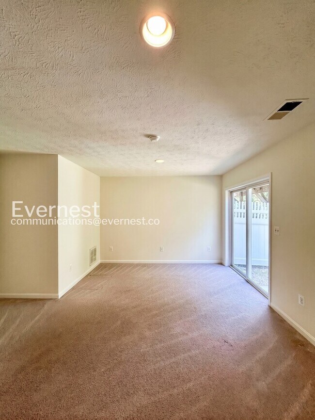 Building Photo - 3 Bed/2.5 Bath Townhome with Garage / Available Now!