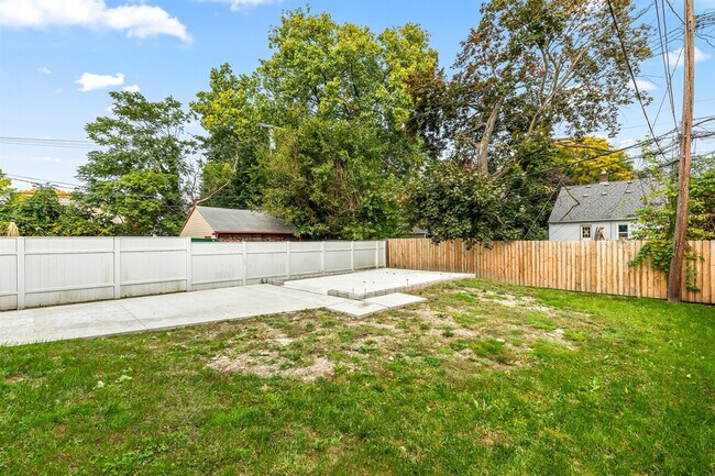 Building Photo - 419 S Kenwood Ave