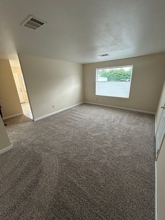 Building Photo - Two Bedroom One Bathroom Duplex For Rent in Bellingham