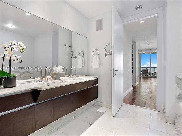 Building Photo - 2627 S Bayshore Dr