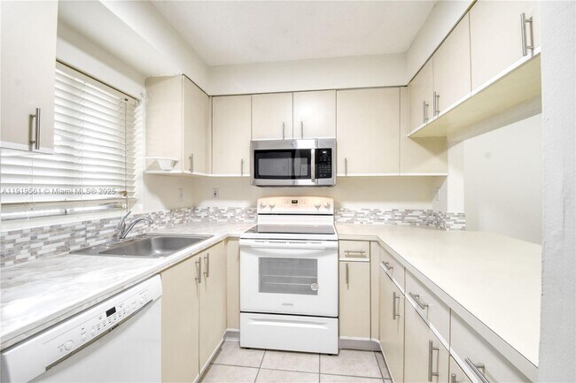 Building Photo - 14900 SW 82nd Terrace