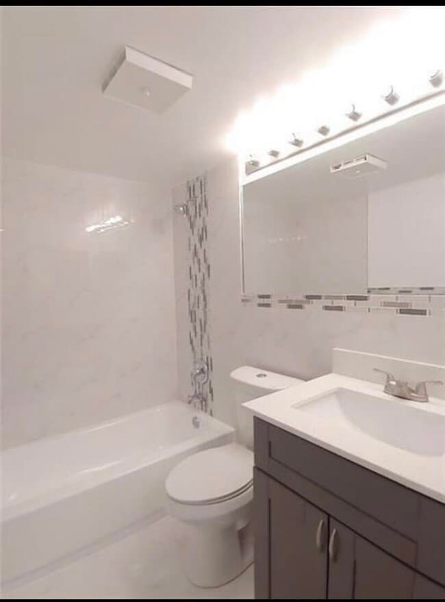 Building Photo - 9903 Three Lakes Cir