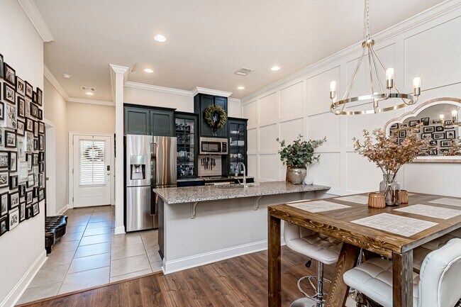 Building Photo - 2  Bedroom Townhome in a Gated Community