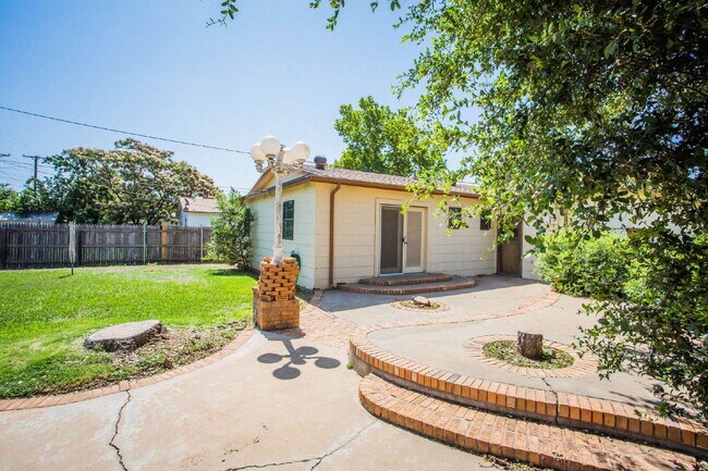 Building Photo - Beautiful 3/2 full of charm!