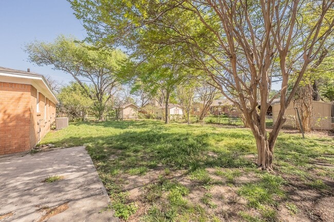 Building Photo - 3-Bedroom in Westworth Village!