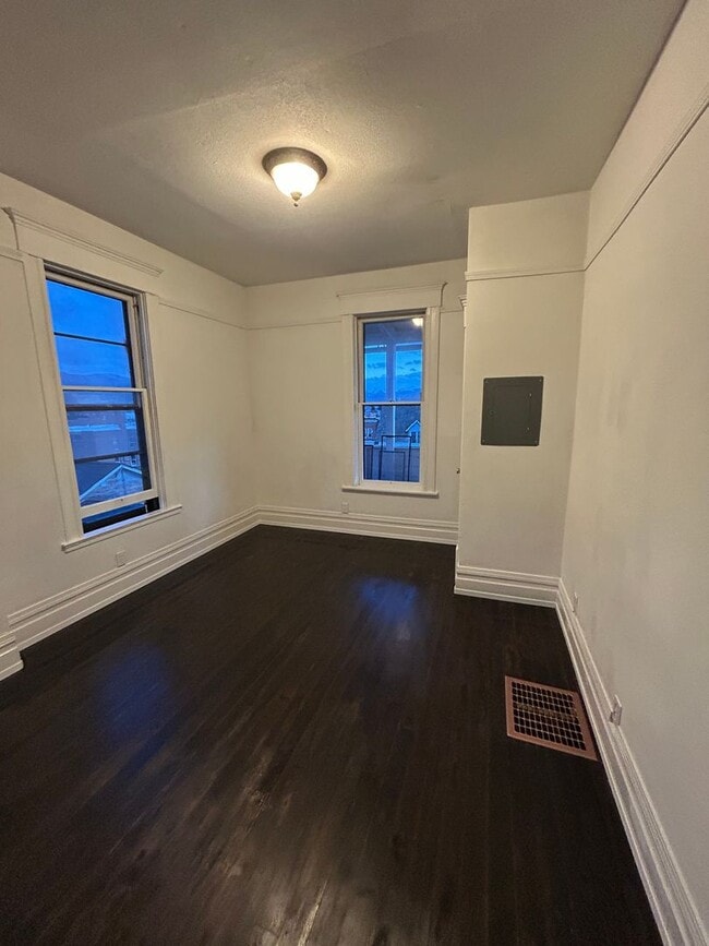 Building Photo - 716 W Quartz St