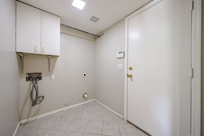 Building Photo - Stunning 3 bedroom, 2.5 bathroom Gold Cour...