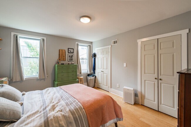 Building Photo - Two Bed East Kensington Townhouse