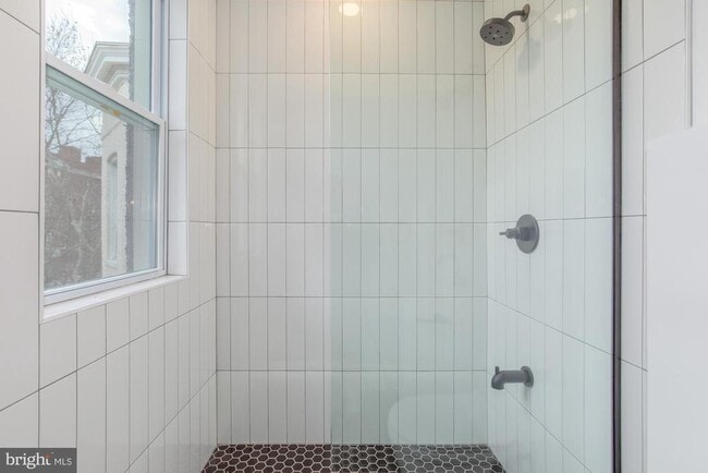 Building Photo - 745 Kenyon St NW