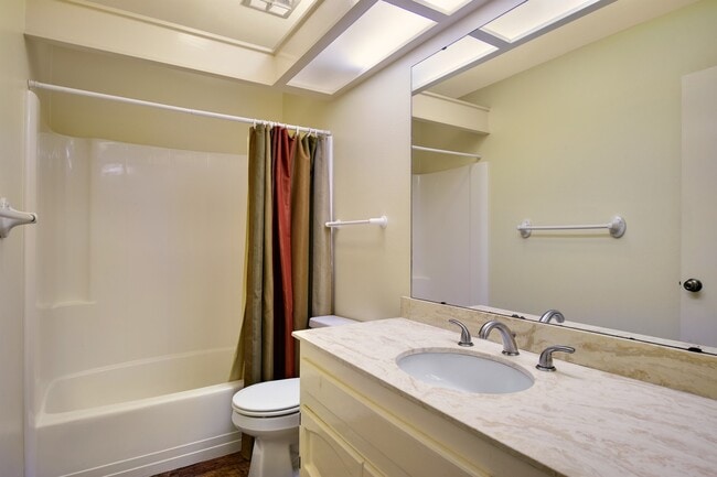 Building Photo - 2 bedroom 2 bath condo for rent in San Car...