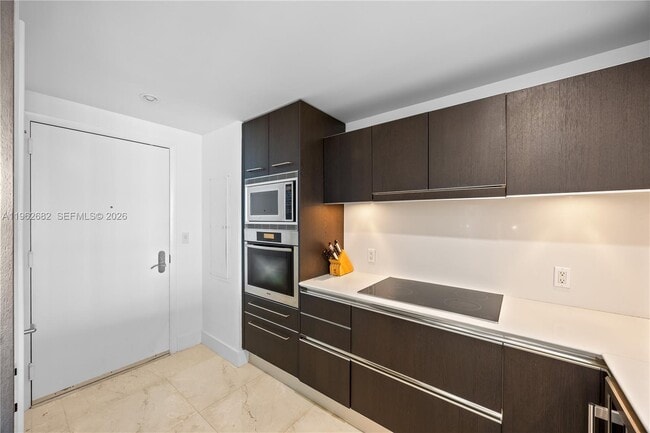 Building Photo - 17001 Collins Ave